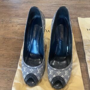 Louis Vuitton Monogram Navy Peep-Toe Heels with LV shoe bag. Size 38 (US 8)